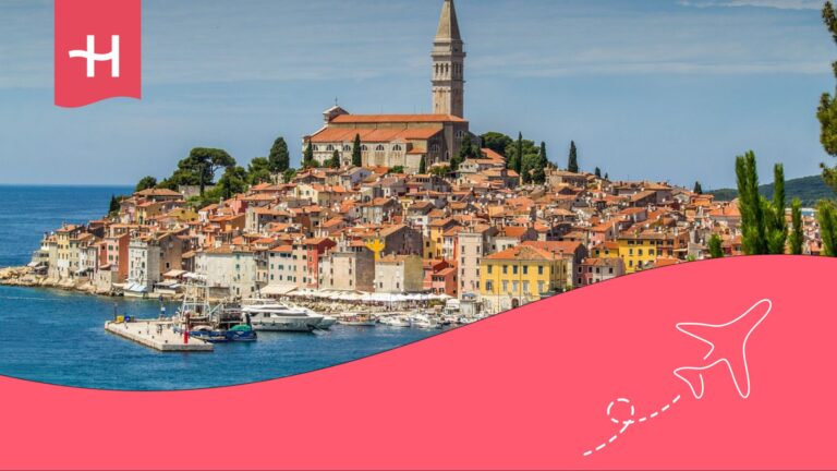 Ciudad de Rovinj en Croacia rodeada de mar