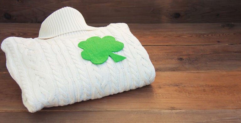 Suéter aran con decoración de trébol de tres hojas (shamrock)