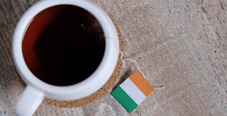 Taza con té negro irlandés