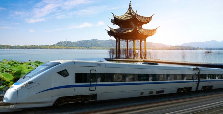 Tren de alta velocidad que viaja por el lago Oeste en Hangzhou, China