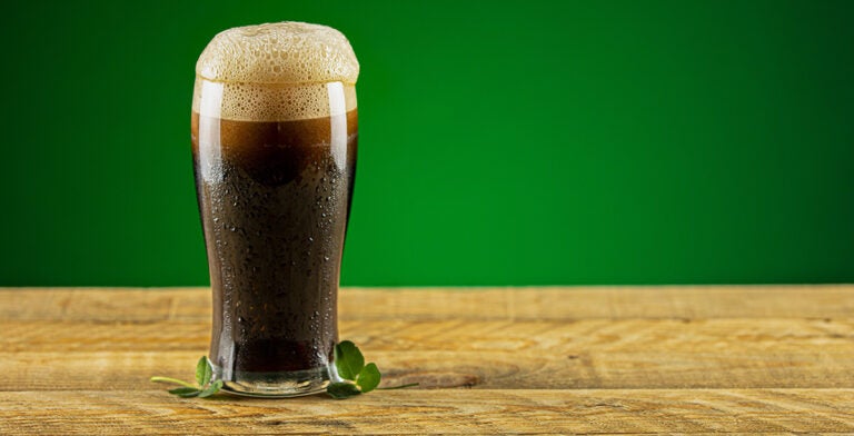 Vaso de cerveza negra irlandesa