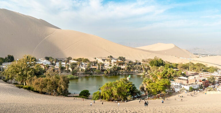Vista del oasis en el desierto de Huacachina