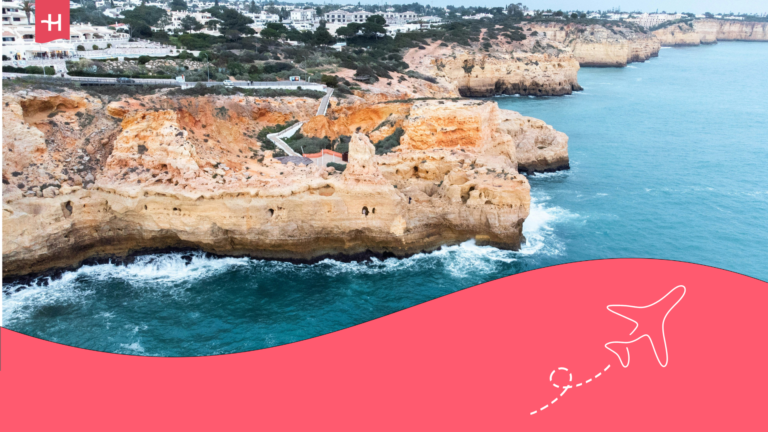 acantilado con formaciones rocosas y el mar que es muy característico del Algarve, en Portugal.