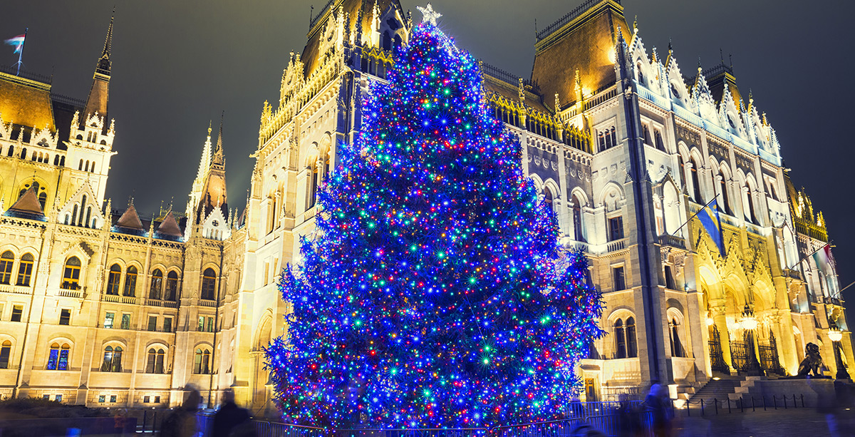 Árbol de Navidad frente al edificio del Parlamento, en la plaza Kossuth, Budapest