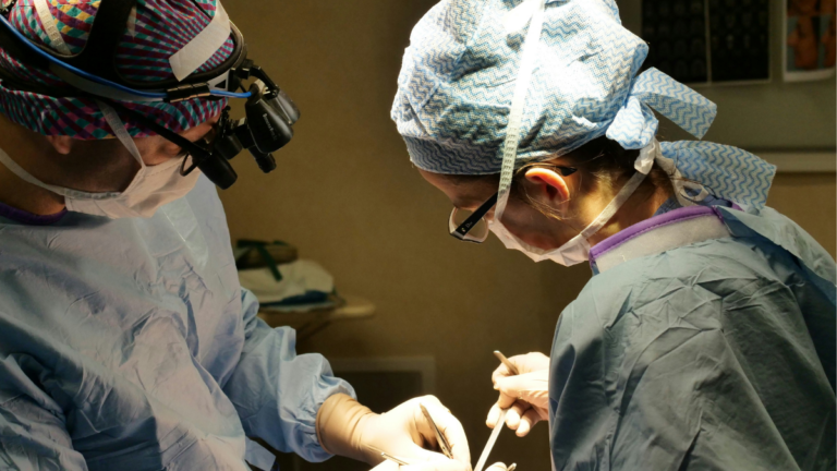 Los seguros de viajes cubren intervenciones quirúrgicas en caso de emergencia. En la foto: dos médicos en cirugía en Albania.