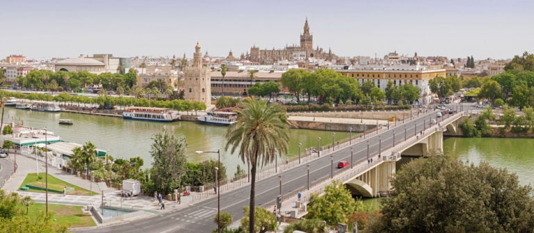 Barrio de los Remedios en Sevilla, vista del puente y del río.