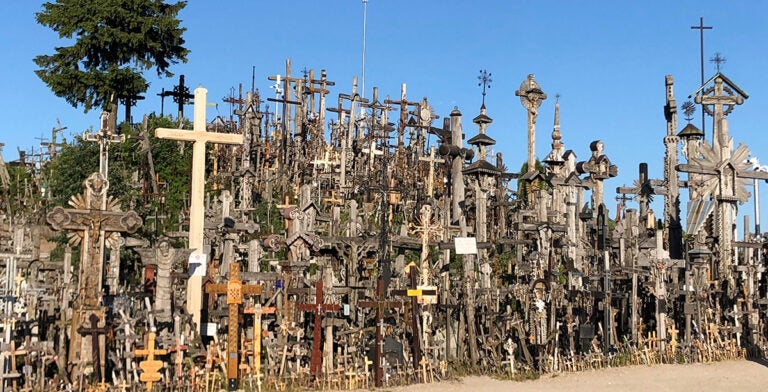 Colina de las cruces en Lituania
