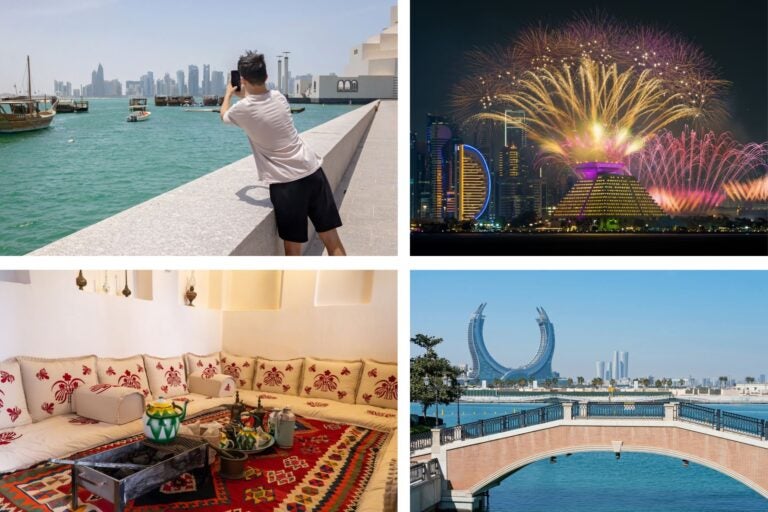 Tetería en Catar, fuegos artificiales y turista haciendo una foto.