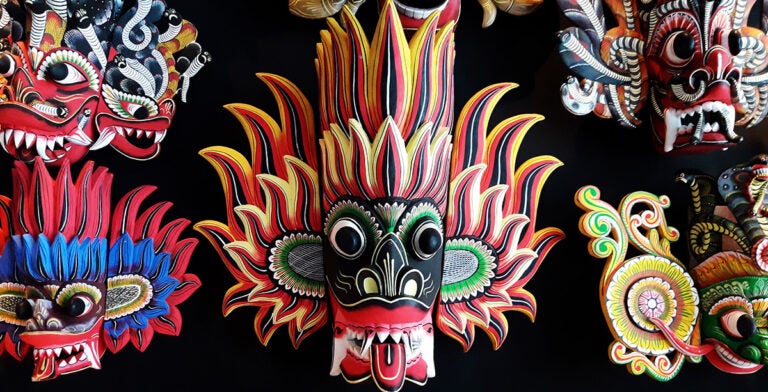 Máscaras de madera tradicionales en Sri Lanka