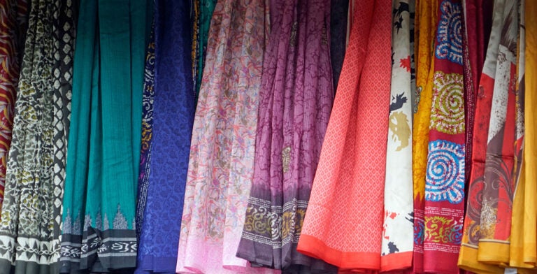 Saris en un mercado de Sri Lanka