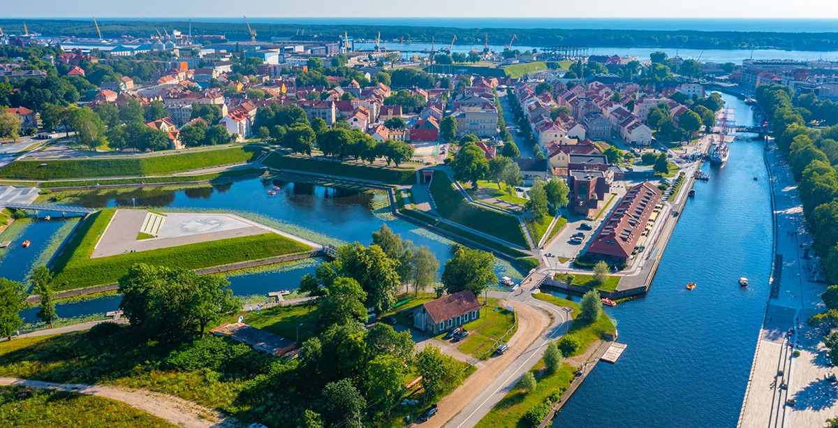 Vista aérea de Klaipėda, una de las ciudades que ver en Lituania