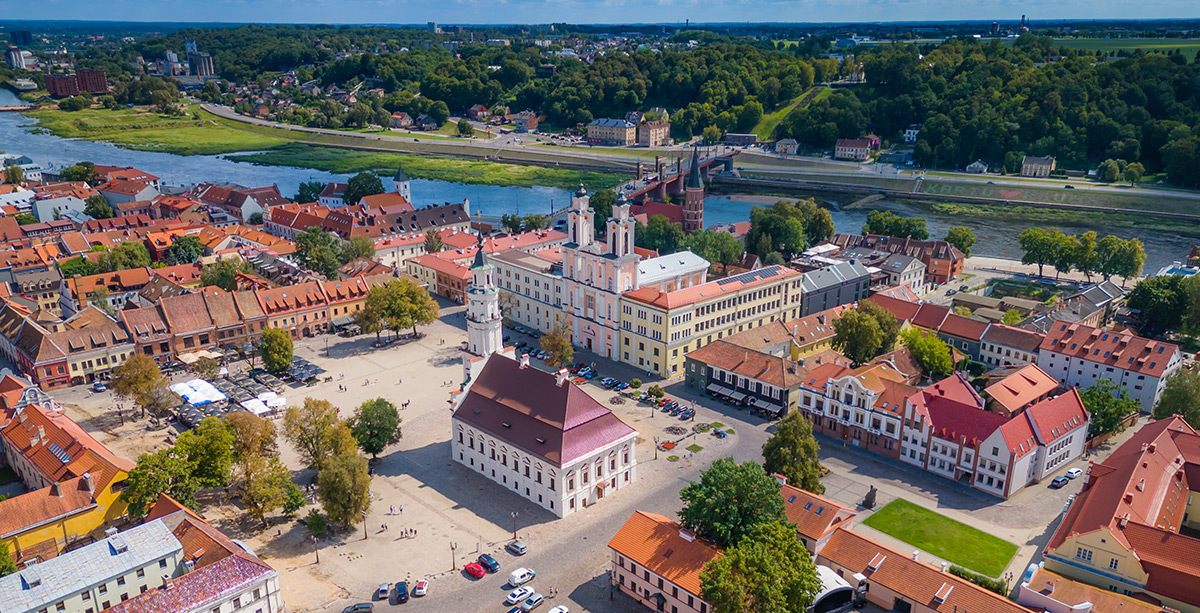 Vista del ayuntamiento y casco antiguo de Kaunas