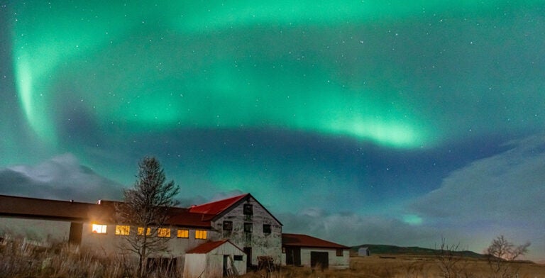 Aurora boreal sobre una granja en Islandia