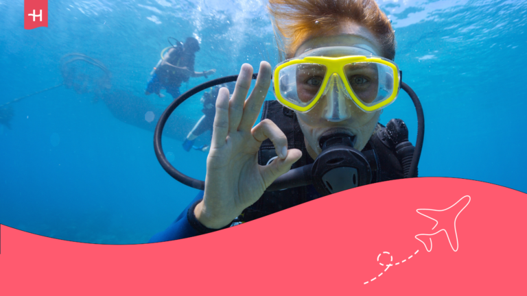 mujer haciendo buceo en el mar de Maragogi, Brasil.