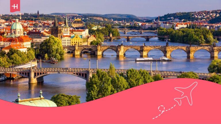 Puente de Carlos sobre el río Moldava en Praga,