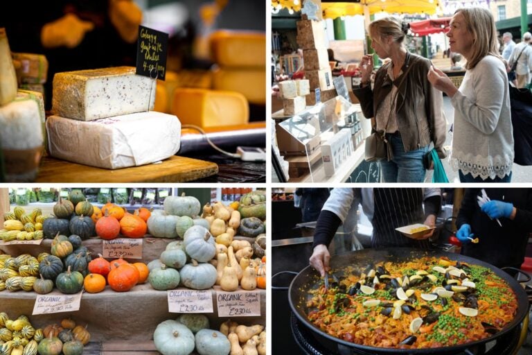 Puestos de quesos, verduras, un hombre cocinando una paella y dos chicas probando queso en un mercado central de Inglaterra