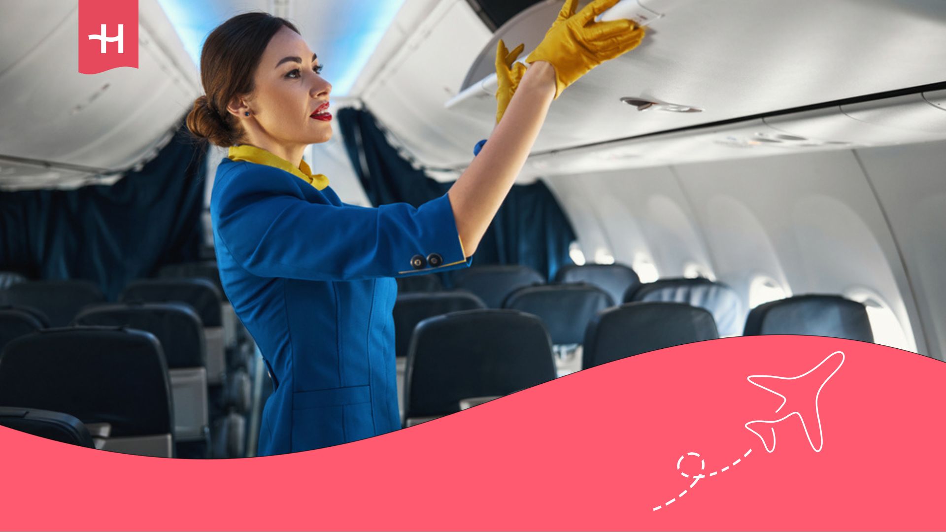 Azafata de vuelo cerrando el compartimento del equipaje de cabina.