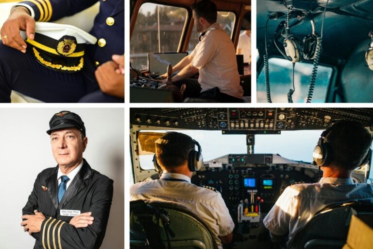 Señor con uniforme de piloto de avión, gorra de piloto y auriculares aeronáuticos.