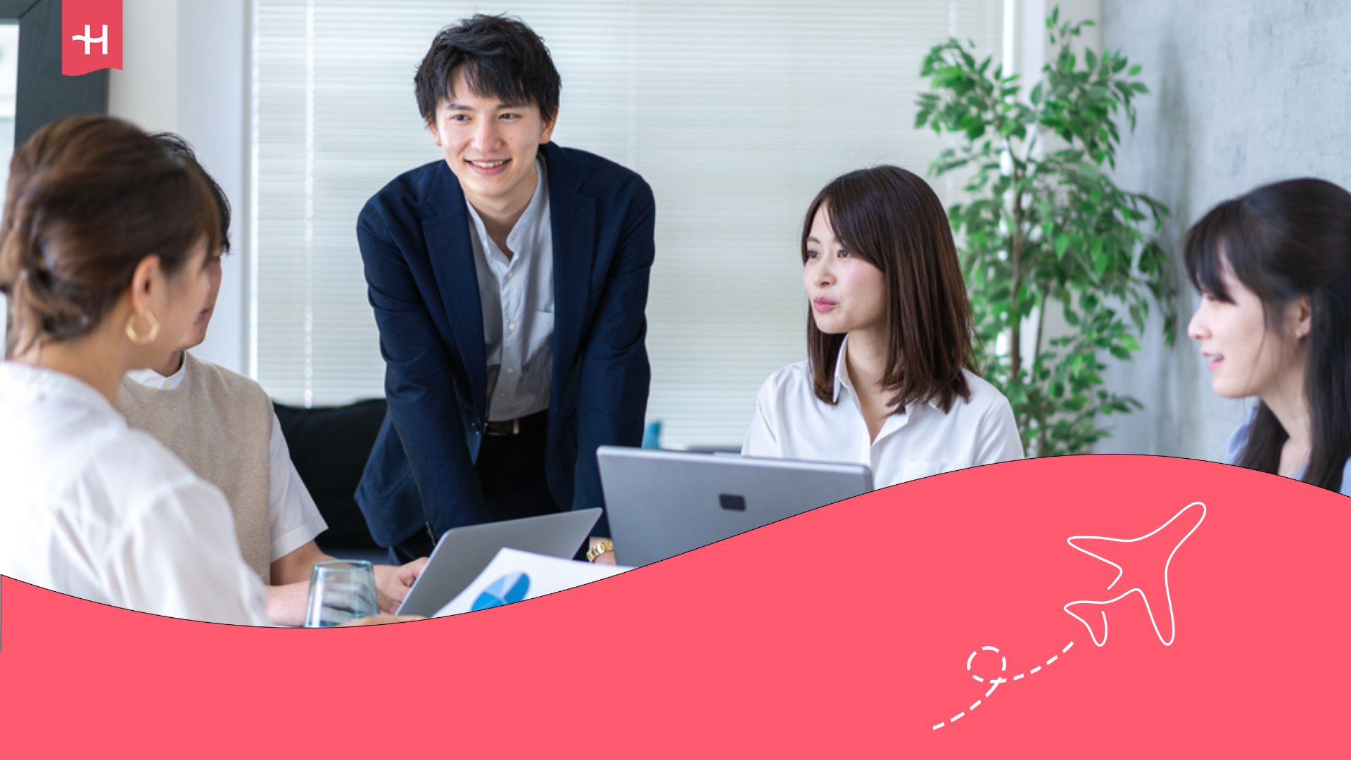 Nómadas digitales compartiendo una zona común en un coliving de Tokio.