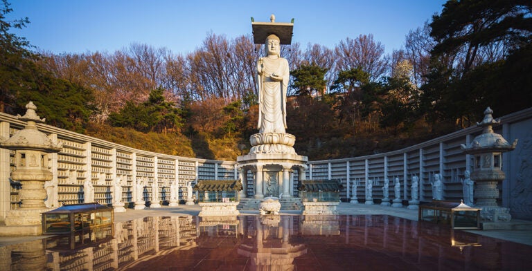 Estatua de Buda Maitreya en el templo Bongeunsa