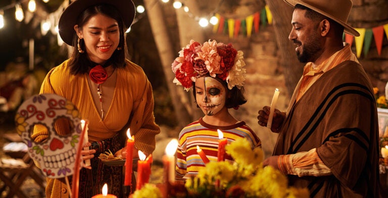 Familia celebrando el Día de los Muertos