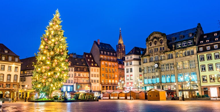 Mercado navideño de Estrasburgo y el gran árbol de Navidad en la plaza Kléber