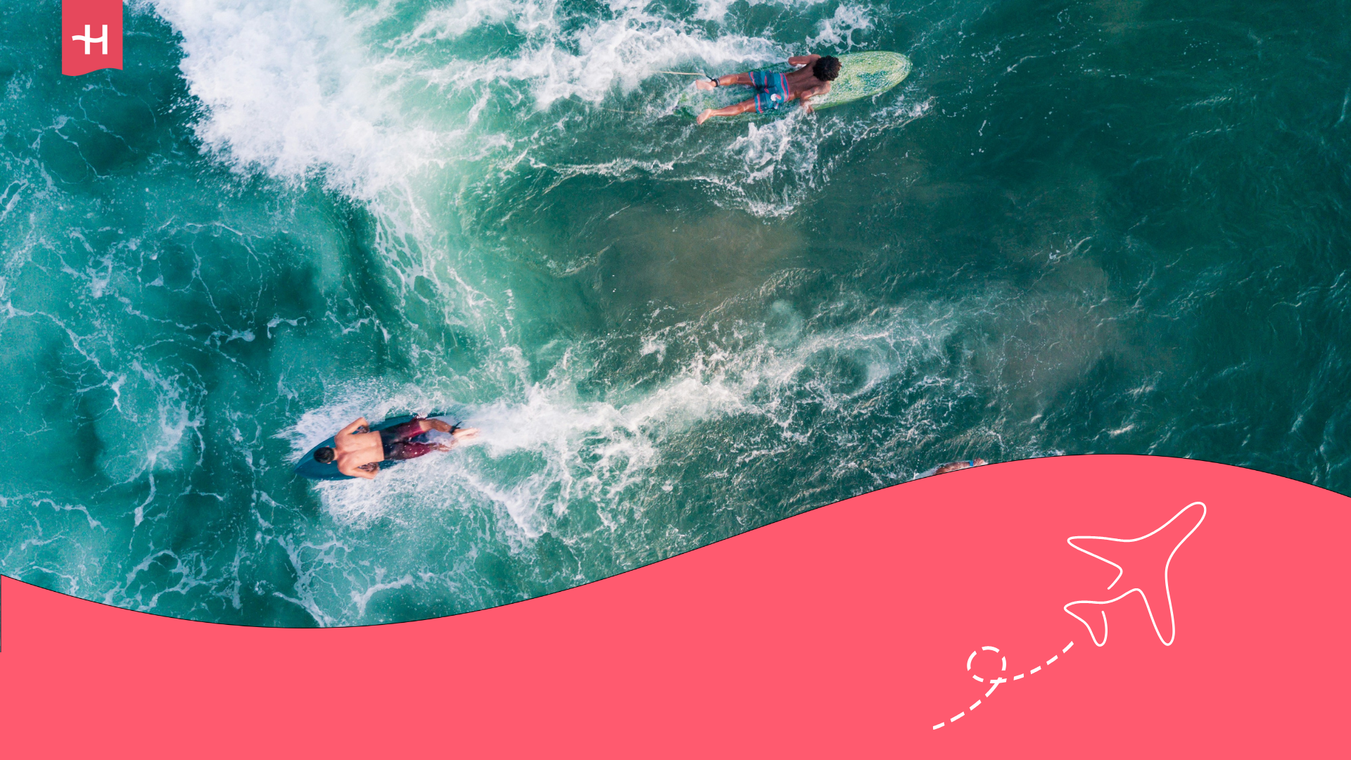 Personas practicando surf en el mar de Bali