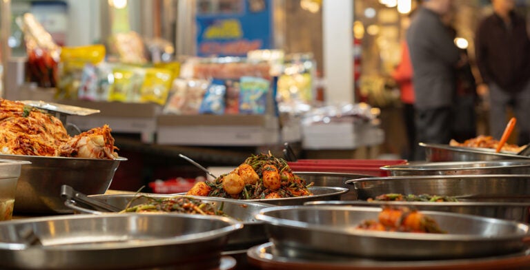 Puesto de comida coreana en el mercado de Gwangjang