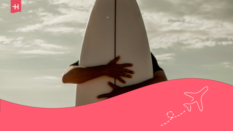 Persona abrazando una tabla de surf
