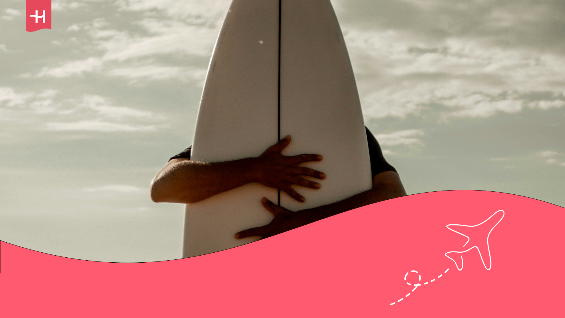 Persona abrazando una tabla de surf