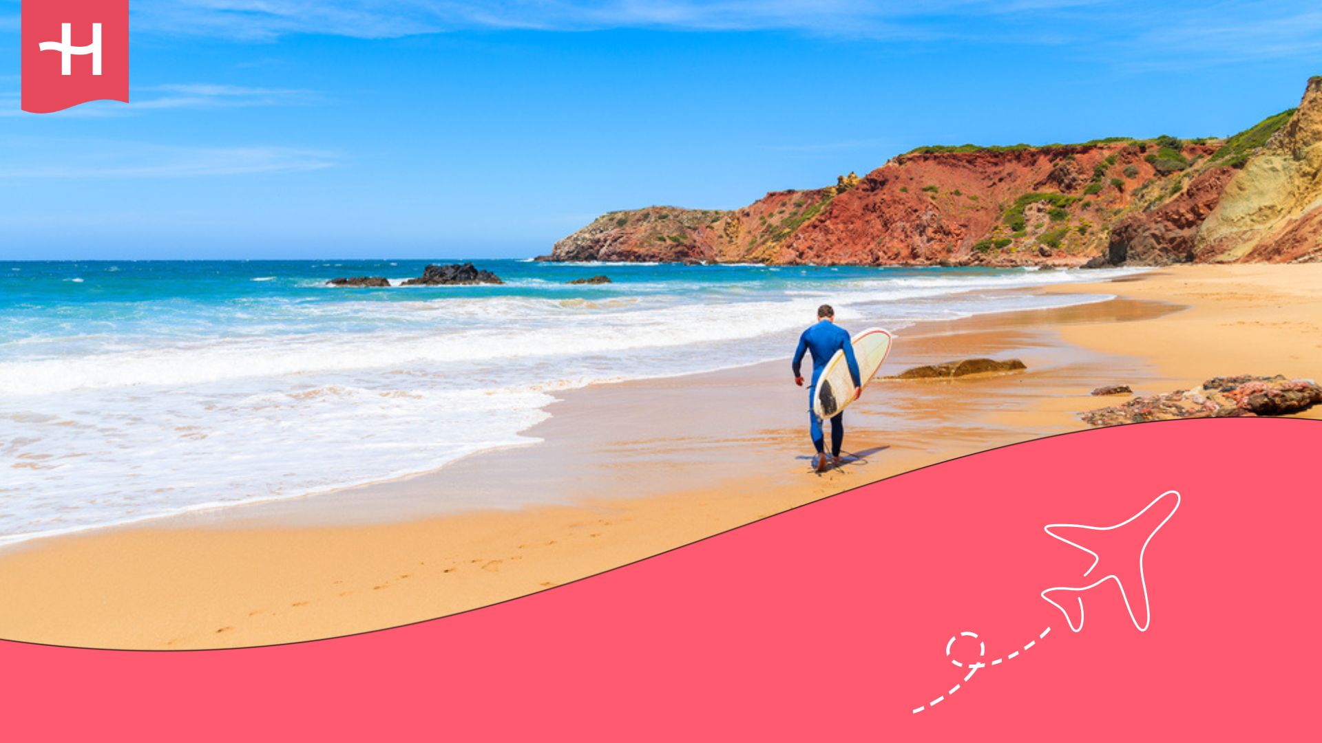 Hombre con tabla de surf en la mano en una playa de Portugal