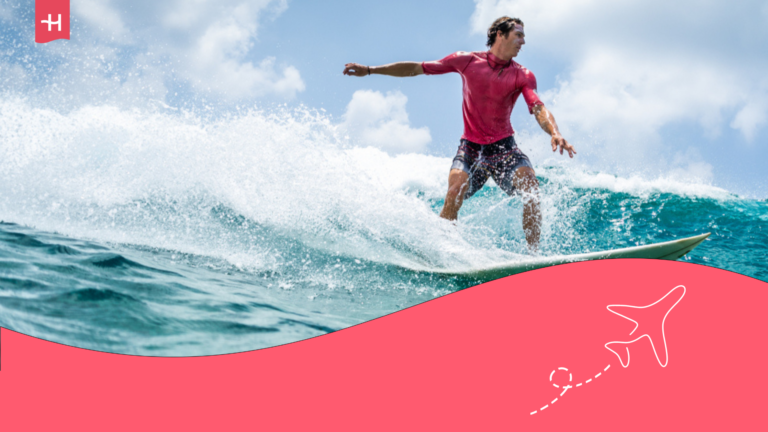Hombre haciendo surf en Maldivas.