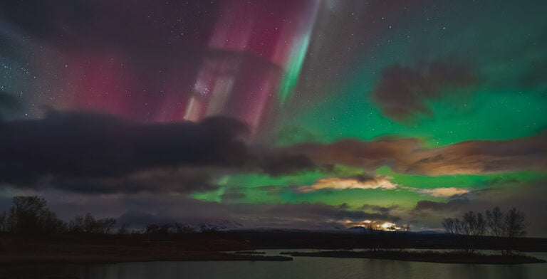 Vista de una aurora boreal en el parque nacional Thingvellir