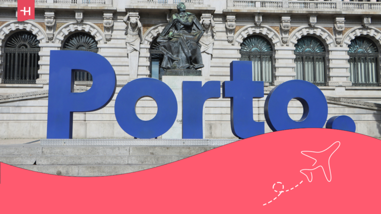 Foto de letras azules con la palabra Porto tomada enfrente del ayuntamiento de Oporto