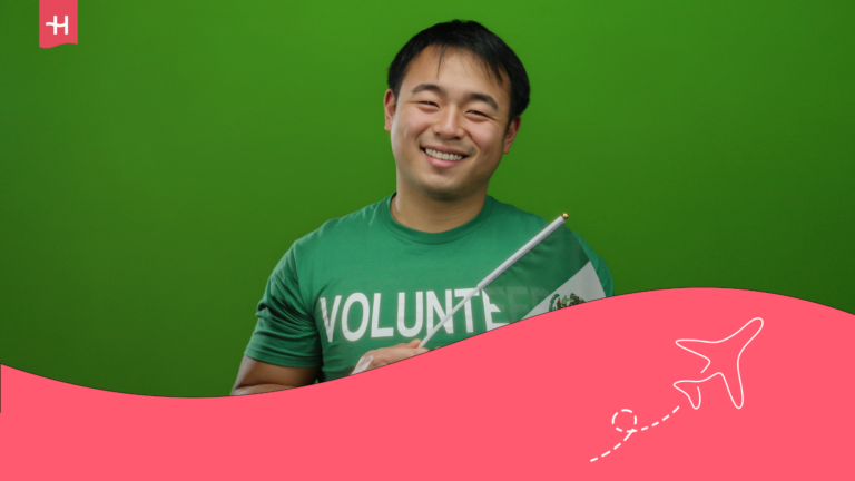 Hombre con camiseta de voluntariado y la bandera de México.