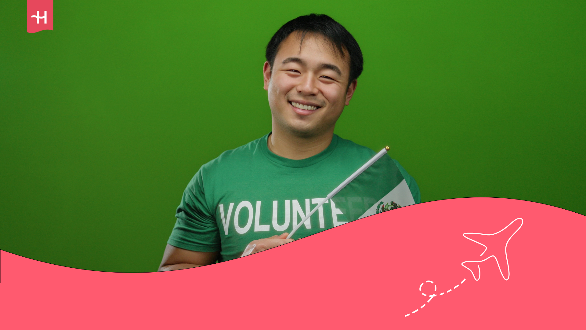 Hombre con camiseta de voluntariado y la bandera de México.