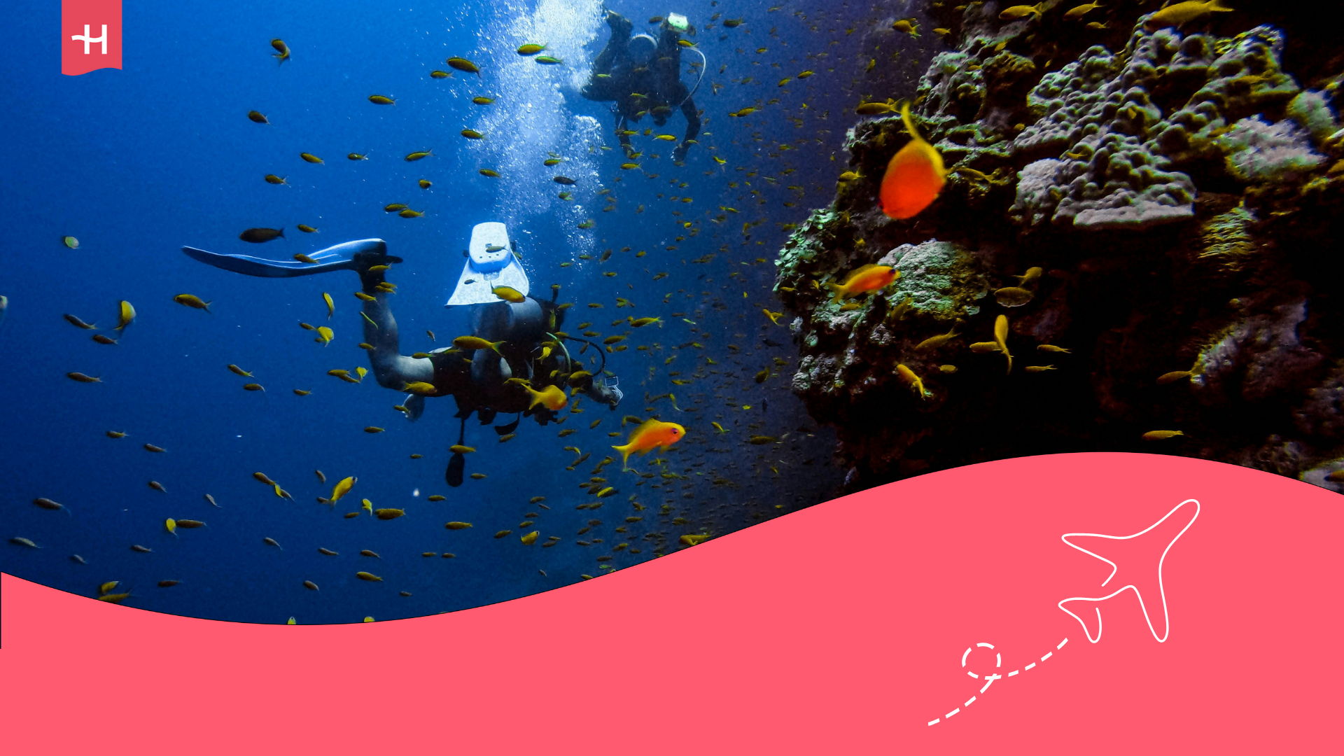 Pareja de buzos sumergidos en el mar de Cerdeña.