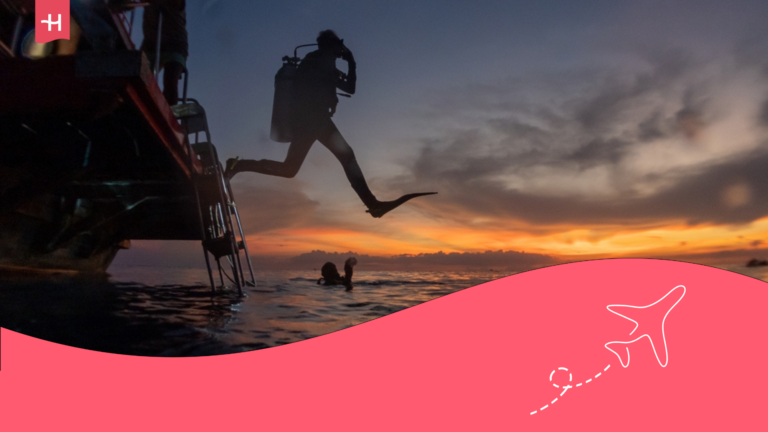 Hombre lanzándose al mar para hacer buceo en Koh Tao.