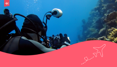 Un hombre haciendo buceo y fotografía marina en Seychelles.