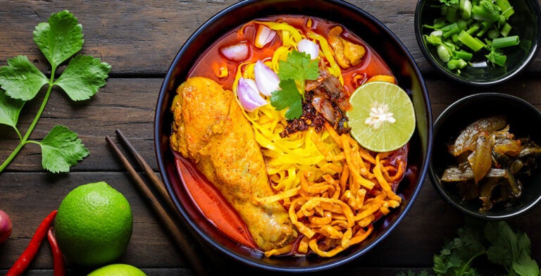 Khao soi, sopa cremosa de fideos al curry