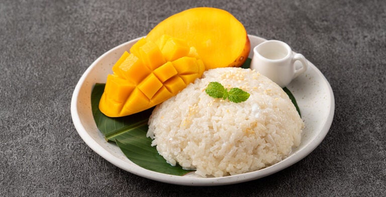 Mango sticky rice, un postre muy popular que comer en Tailandia