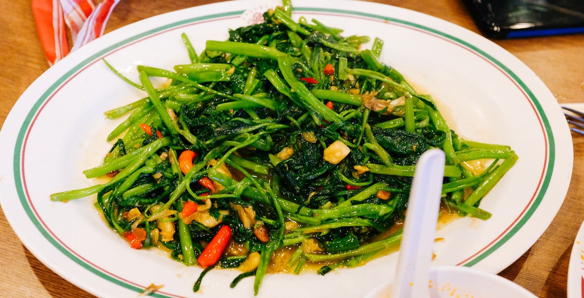 Salteado de espinaca de agua: pad pak boong