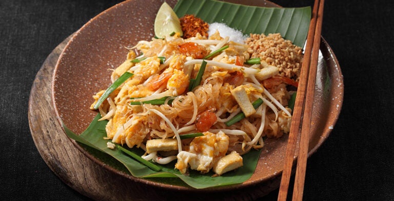 Pad thai, un plato icónico que comer en Tailandia