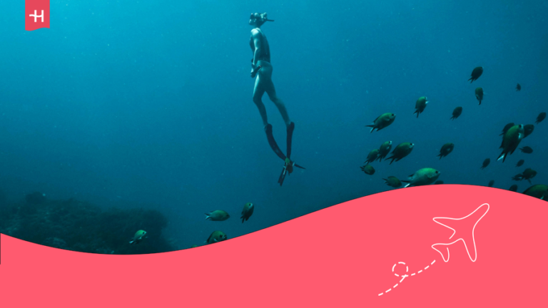 Persona practicando buceo en Cuba