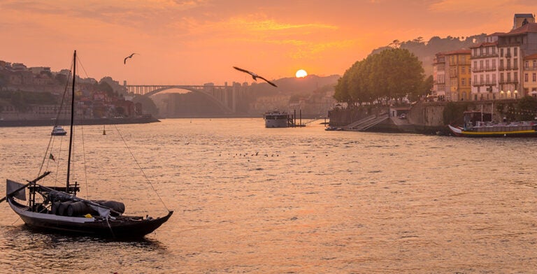 Puesta de sol en el barrio de Ribeira en Oporto