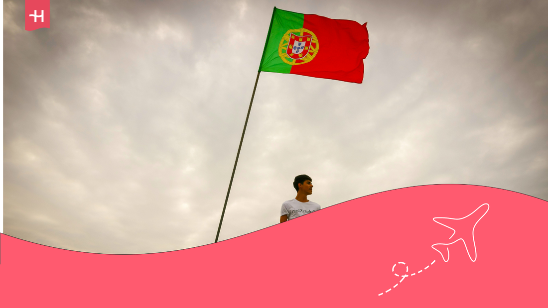 persona al lado de la bandera de Portugal
