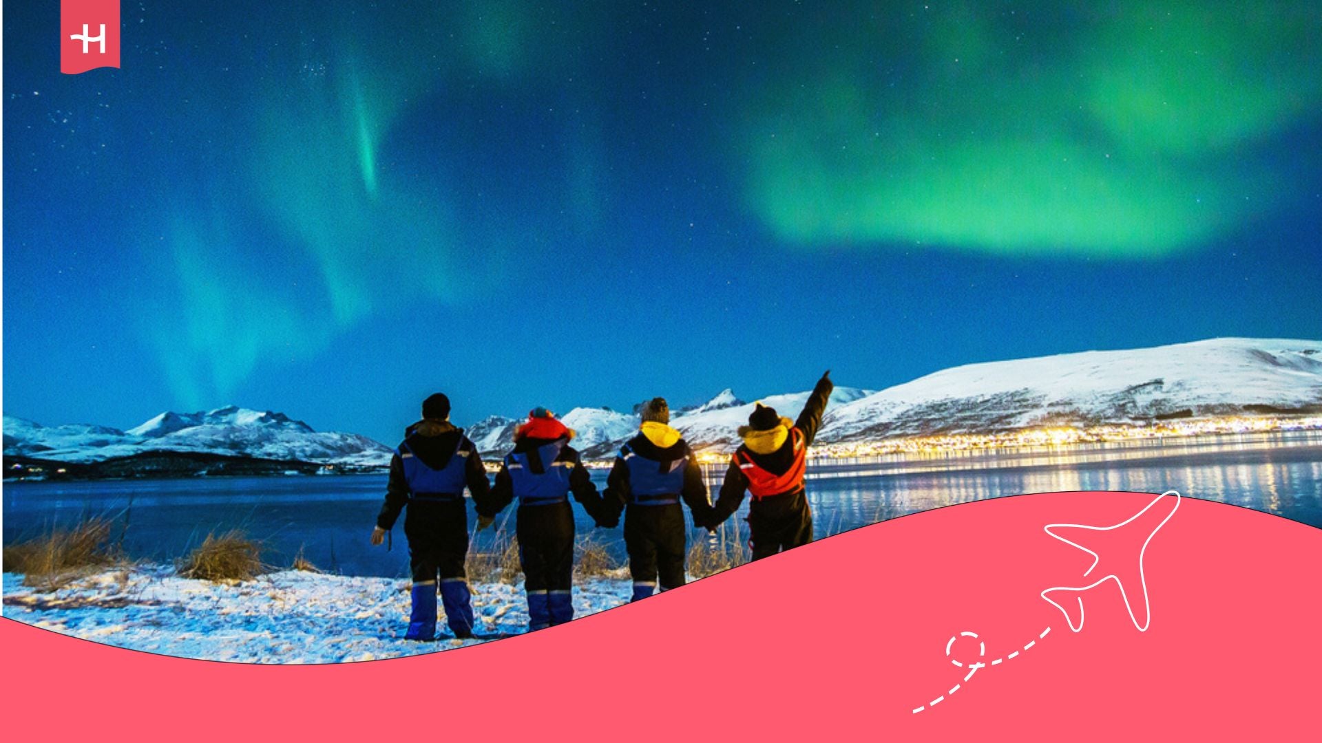Grupo de personas admirando una aurora boreal en Noruega.