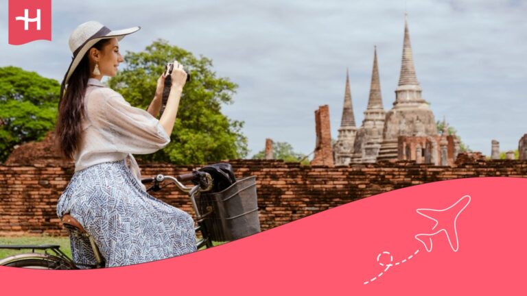 Mujer montando una bicicleta en Ayutthaya, Tailandia