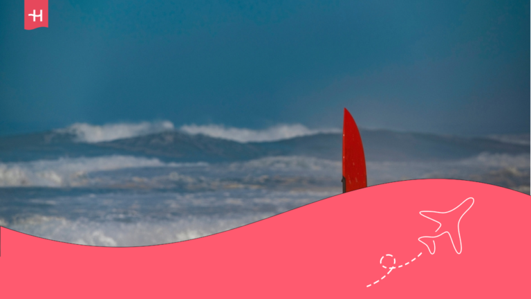 portada persona con una tabla de surf en Nazaré