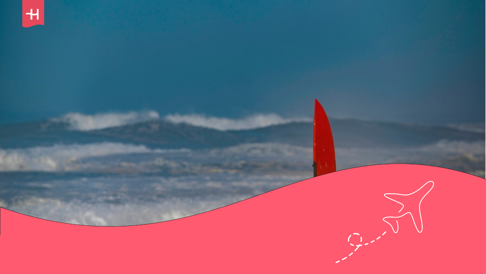 portada persona con una tabla de surf en Nazaré